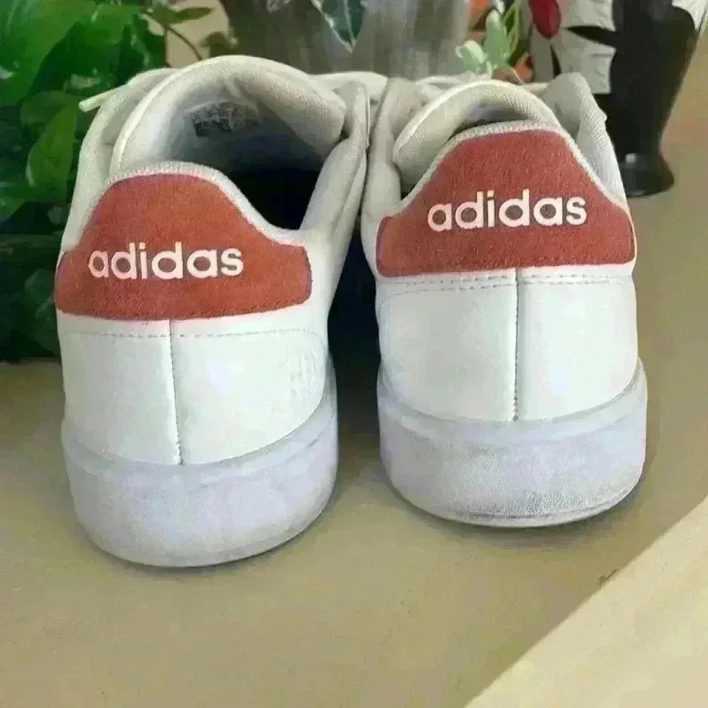 Adidas Grand Court 2.0 Men’s Size 7.5… White, green and orange accents.